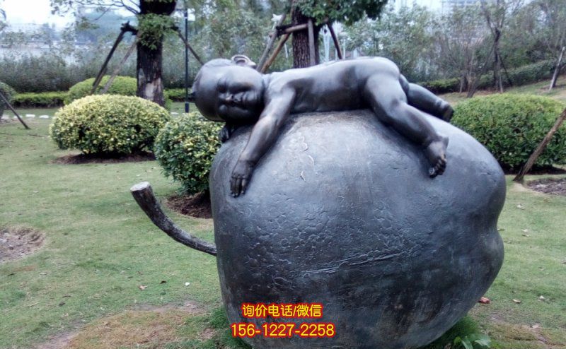 園林景區鑄銅做舊小孩爬蘋果銅雕