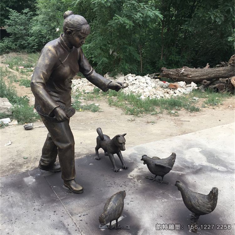 玻璃鋼婦人喂雞雕塑，農村喂雞場景雕塑加工廠
