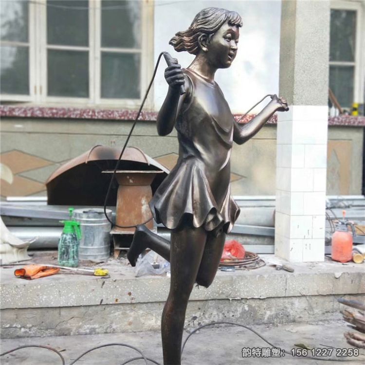 跳繩的女孩雕塑，童真童趣主題雕塑